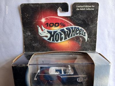Hot wheels 57' Ford Fairlane with two loose cars