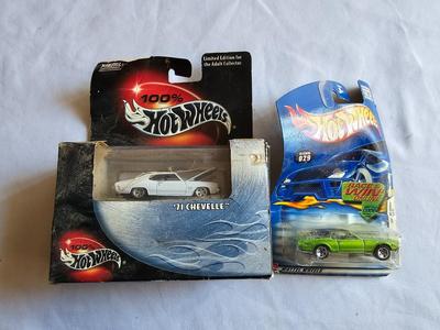 Collectable Hot Wheels cars - new in damaged packaging