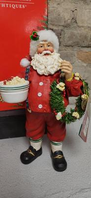 Clothtique Santa and Poinsettia Hurricane