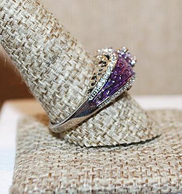 Size 10 ½ Marked .925 "Puffy" VIOLET Party Ring with a Single Main Clear Round Stone on a Silver Band (6.0g)