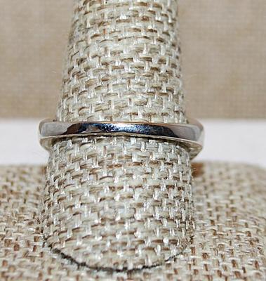 Size 10 ½ Marked .925 "Puffy" VIOLET Party Ring with a Single Main Clear Round Stone on a Silver Band (6.0g)