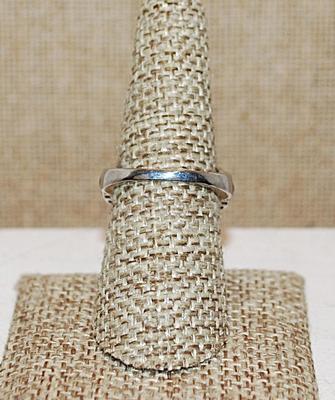 Size 7 ½ Marked .925 "Puffy" LIME GREEN Party Ring with a Single Main Clear Round Stone on a Silver Band (5.8g)