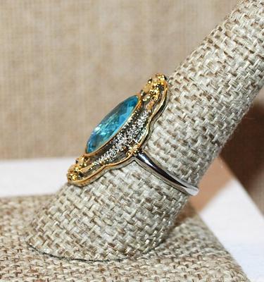Size 8 ½ Large Long Translucent Light Blue Oval Stone 2-Tone Ring on a Silver Tone Band (3.7g)