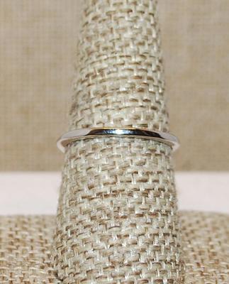 Size 8 ½ Large Long Translucent Light Blue Oval Stone 2-Tone Ring on a Silver Tone Band (3.7g)