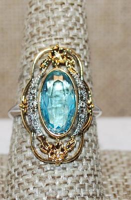 Size 8 ½ Large Long Translucent Light Blue Oval Stone 2-Tone Ring on a Silver Tone Band (3.7g)