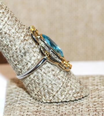 Size 6 ½ Large Long Translucent Light Blue Oval Stone 2-Tone Ring on a Silver Tone Band (3.9g)