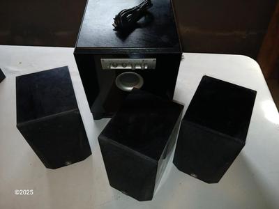 Yamaha Surround sound speakers - with subwoofer system YST-SW015 7 total speakers