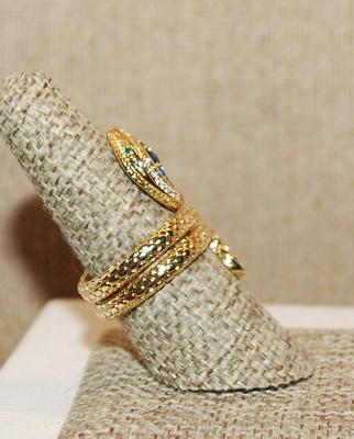 Size 8 ¼ GREEN EYED Snake Ring with BLUE Receding Sized Stones on the Head on a "Scaled" Gold Tone Band (6.6g)