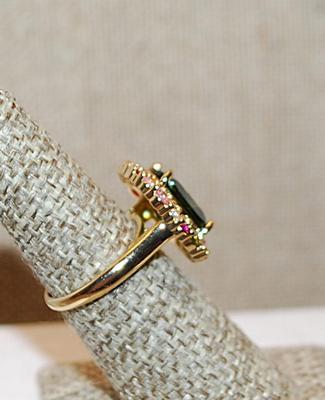 Size 6 ¼ Large GREEN Asscher Cut Stone Ring with Red, Green, Pink & White Stone Surround on a Gold Tone Band (6.7g)