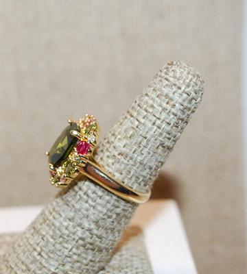 Size 6 ¼ Large GREEN Asscher Cut Stone Ring with Red, Green, Pink & White Stone Surround on a Gold Tone Band (6.7g)