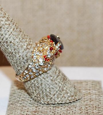 Size 8 Unique Double-Headed HAWK Ring with Large Round RED Main Stone & Lots of Clear and Red Accent Stones on a Gold Tone Band (10.3g)