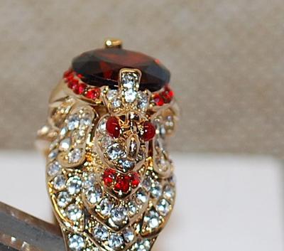 Size 8 Unique Double-Headed HAWK Ring with Large Round RED Main Stone & Lots of Clear and Red Accent Stones on a Gold Tone Band (10.3g)