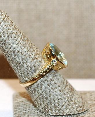 Size 7 ½ Large Oval Beveled & Translucent Light Blue Stone Ring with 2 Stone Side Accents on a Gold Tone Band (4.1g)