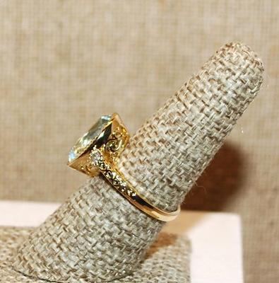 Size 7 ½ Large Oval Beveled & Translucent Light Blue Stone Ring with 2 Stone Side Accents on a Gold Tone Band (4.1g)