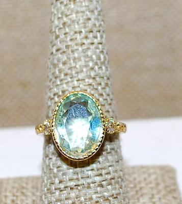 Size 7 ½ Large Oval Beveled & Translucent Light Blue Stone Ring with 2 Stone Side Accents on a Gold Tone Band (4.1g)