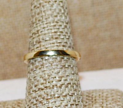 Size 7 ½ Large Oval Beveled & Translucent Light Blue Stone Ring with 2 Stone Side Accents on a Gold Tone Band (4.1g)