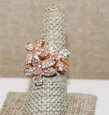 Size 7 ½ Triple Flower Petals Brilliant Stones Party Ring on a Glittery ROSE GOLD Tone Band (7.0g)