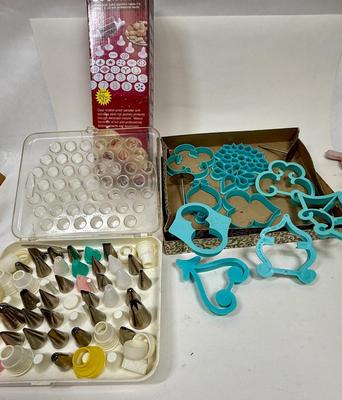 Vintage Cake Dscorating - Ciikie Dough Pyrex