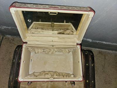 Two neat small trunks / Suitcases