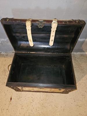 Two neat small trunks / Suitcases