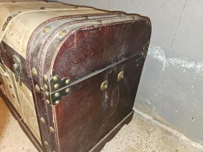 Two neat small trunks / Suitcases