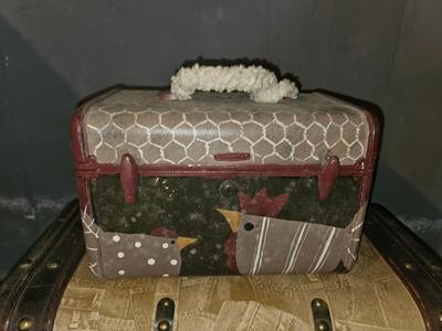 Two neat small trunks / Suitcases