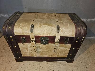 Two neat small trunks / Suitcases