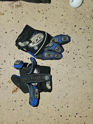 Sports bag with child's size rollerblades - Safety gear - and a few small golf clubs