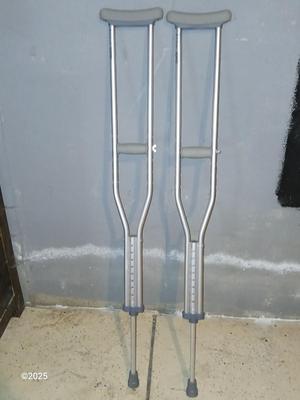 Nice pair of Guardian Crutches adjustable 5'2 - 5' 10