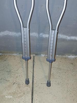 Nice pair of Guardian Crutches adjustable 5'2 - 5' 10