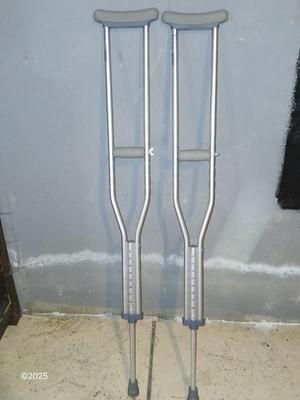Nice pair of Guardian Crutches adjustable 5'2 - 5' 10