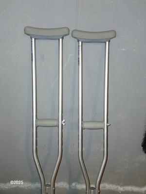 Nice pair of Guardian Crutches adjustable 5'2 - 5' 10