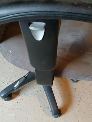 Adjustable office chair - plastic basket / bin