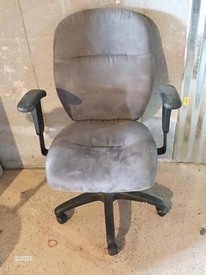 Adjustable office chair - plastic basket / bin