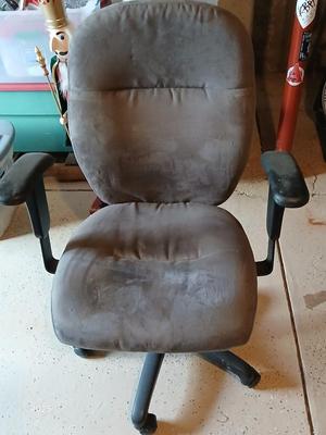 Adjustable office chair - plastic basket / bin