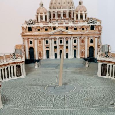 LOT 50D: Danbury Mint The Vatican St. Peter's Basilica Scale Model & Bohemia Glass Pope St John Paul II Paperweight