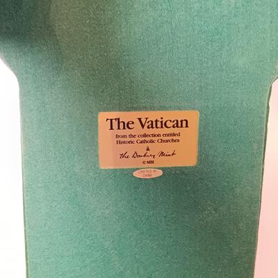 LOT 50D: Danbury Mint The Vatican St. Peter's Basilica Scale Model & Bohemia Glass Pope St John Paul II Paperweight