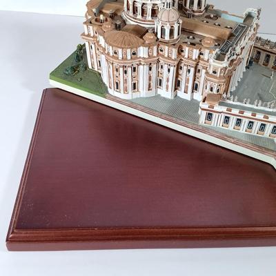 LOT 50D: Danbury Mint The Vatican St. Peter's Basilica Scale Model & Bohemia Glass Pope St John Paul II Paperweight