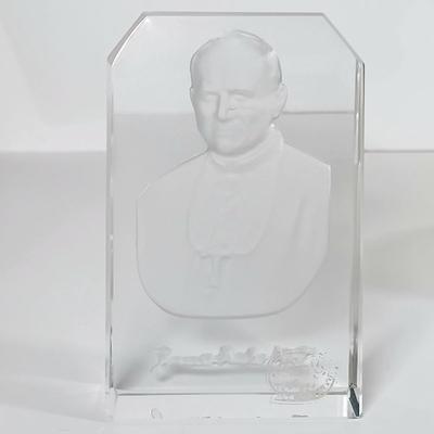 LOT 50D: Danbury Mint The Vatican St. Peter's Basilica Scale Model & Bohemia Glass Pope St John Paul II Paperweight
