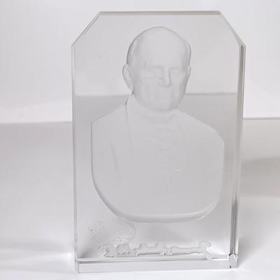 LOT 50D: Danbury Mint The Vatican St. Peter's Basilica Scale Model & Bohemia Glass Pope St John Paul II Paperweight