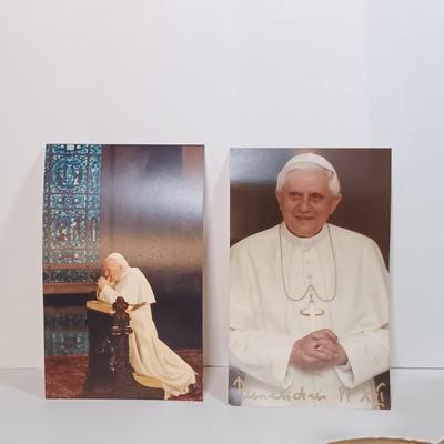 LOT 50D: Danbury Mint The Vatican St. Peter's Basilica Scale Model & Bohemia Glass Pope St John Paul II Paperweight