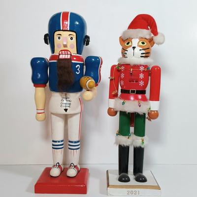 LOT 63D: Vintage Jaimy Santa Sleigh, Franklin Mint Father Christmas & Nutcrackers