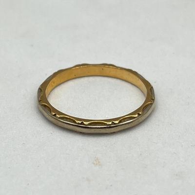 LOT 161J: 14K Two-Tone Gold Size 8 Ring - 2.2 Grams