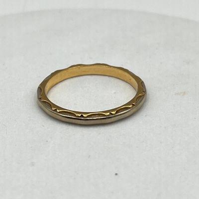 LOT 161J: 14K Two-Tone Gold Size 8 Ring - 2.2 Grams