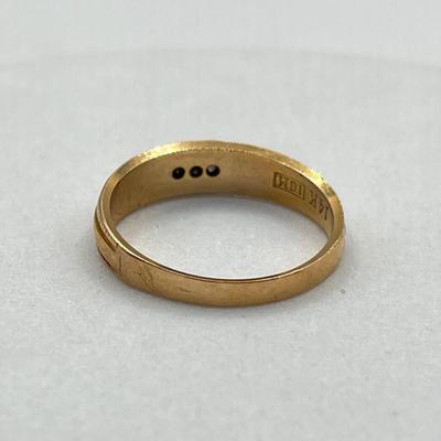 LOT 164J: 14K Gold Ring with Diamond Chips - Size 7 - 2.5 gtw