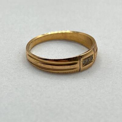 LOT 164J: 14K Gold Ring with Diamond Chips - Size 7 - 2.5 gtw