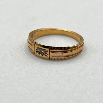 LOT 164J: 14K Gold Ring with Diamond Chips - Size 7 - 2.5 gtw