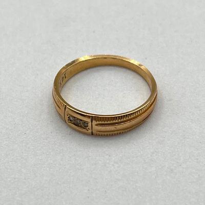 LOT 164J: 14K Gold Ring with Diamond Chips - Size 7 - 2.5 gtw