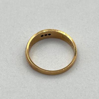 LOT 164J: 14K Gold Ring with Diamond Chips - Size 7 - 2.5 gtw