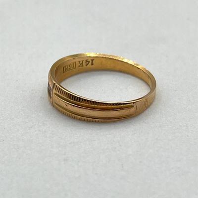 LOT 164J: 14K Gold Ring with Diamond Chips - Size 7 - 2.5 gtw